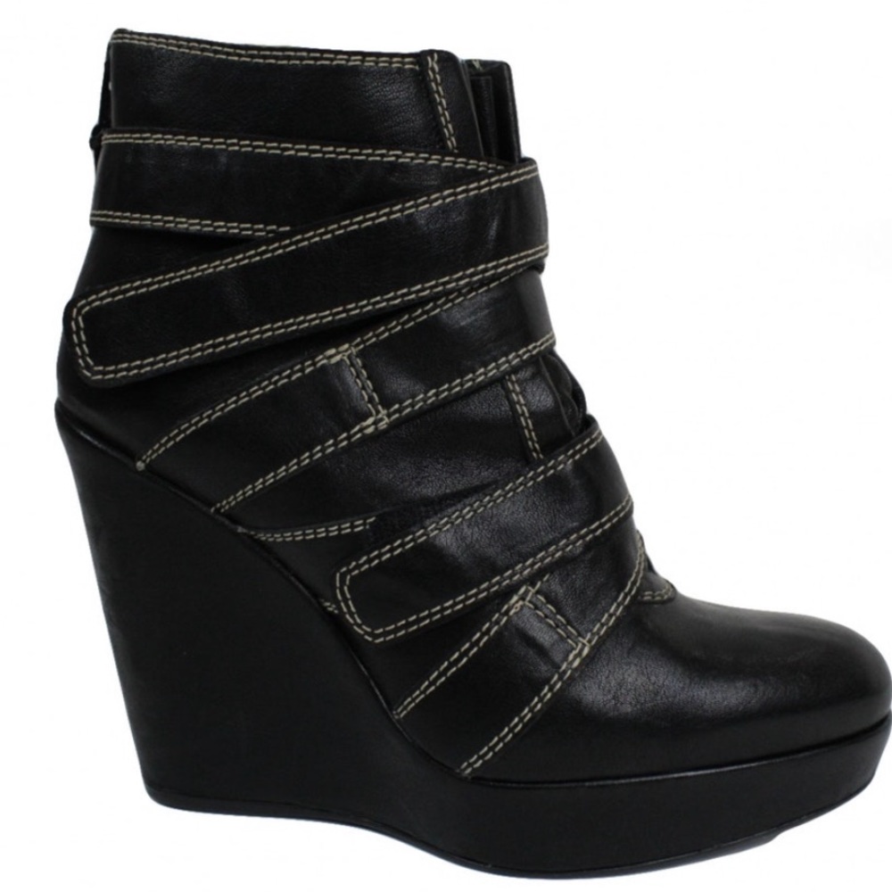 :SOLD::Stuart weitzman 8.5 leather bootie